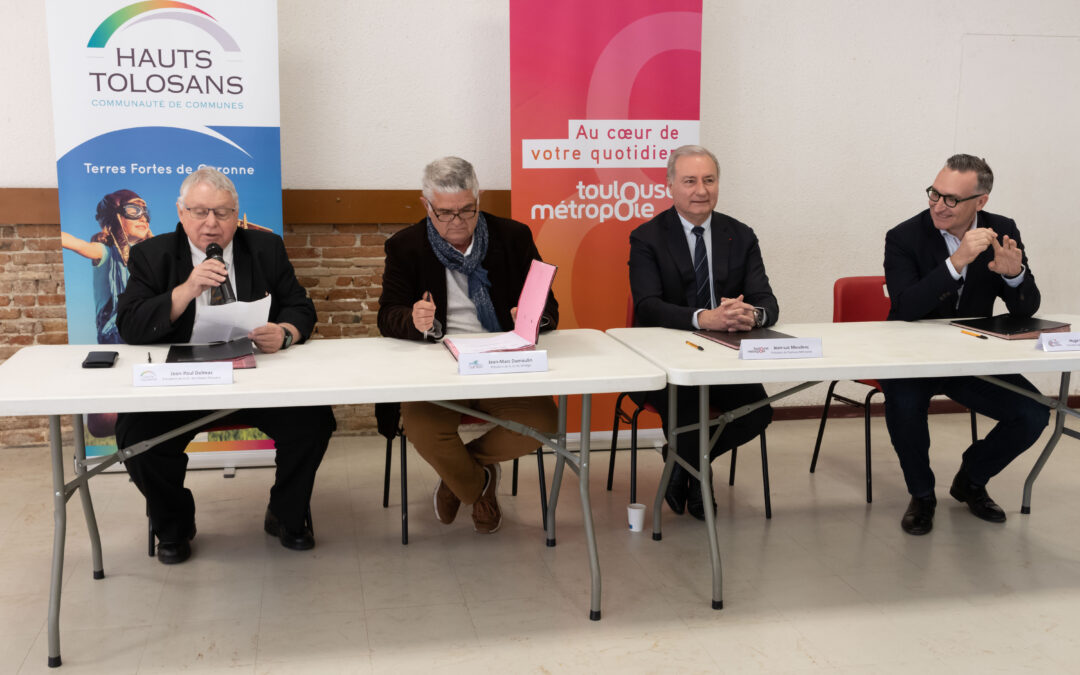 Jean-Paul Delmas, président de la DD des Hauts-Tolosans, Jean-Marc Dumoulin, président de la CC Val'Aïgo, Jean-Luc Moudenc, président de Toulouse Métropole et Hugo Cavagnac, président de la CC du Frontonnais, signent la convention de partenariat du nord toulousain